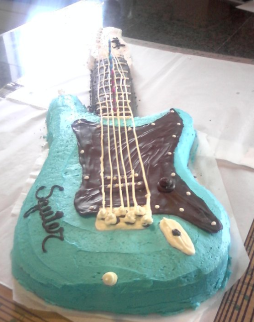 Fathers day guitar cake in blue.PNG