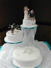 wedding cake with funny toppers
