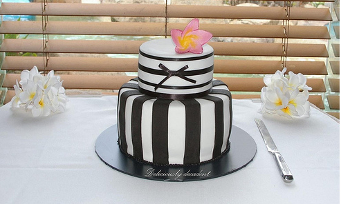 Stylish wedding cake with fresh flowe.PNG