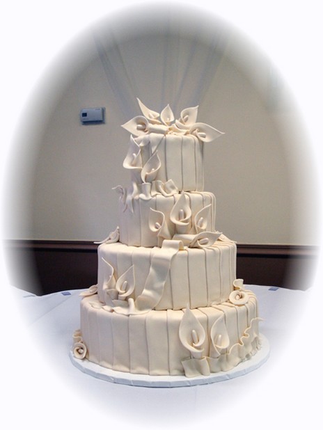 cream wedding cake with a elegant style