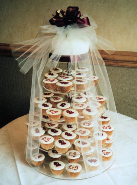 Traditional wedding cupcakes with flowers