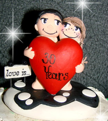comical wedding cake toppers with couple holding a big heart.PNG