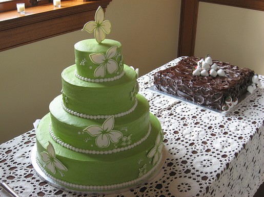 Green wedding cake photo with white flowers