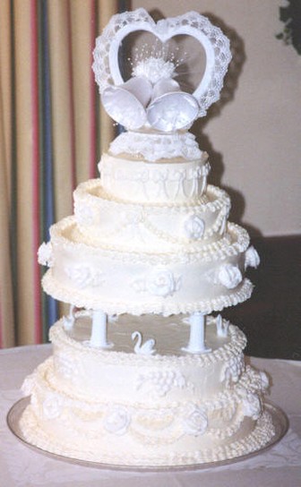 wedding cake with heart topper