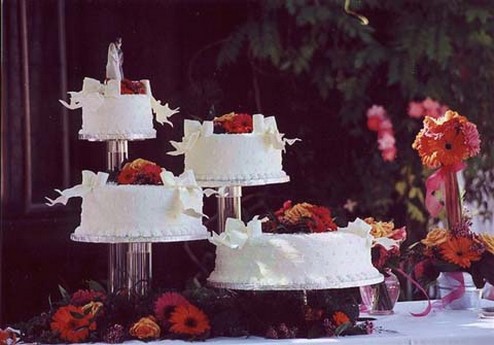 photo wedding cake with red flowers