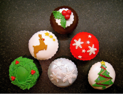 Trendy looking Christmas cupcakes with beautiful cupcake deor.PNG