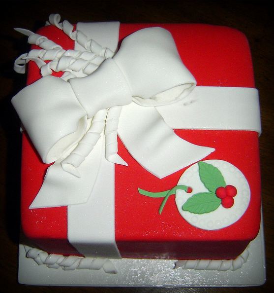 Red gift box cake with Christmas theme.JPG