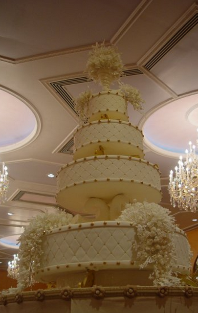 Chic royal wedding cake photos.PNG