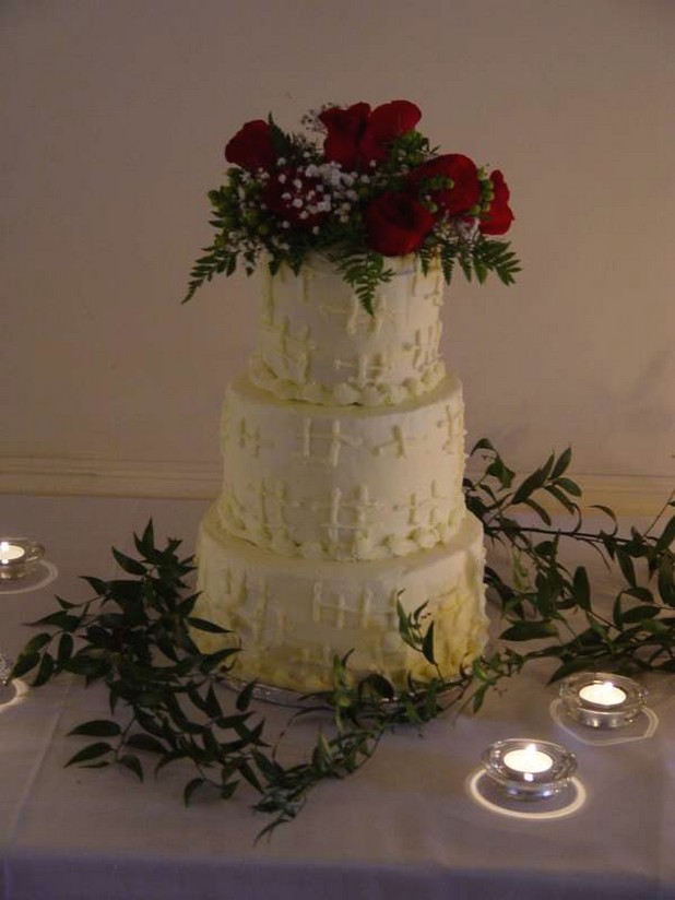 wedding cake with red flowers pics