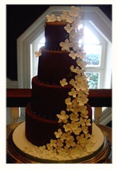Chocolate wedding cake with lots of small flowers_dramatic trendy wedding cake