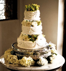 Ana Ortiz & Noah Lebenzon wedding cake with fresh white flowers.PNG