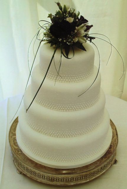 image of simple wedding cake