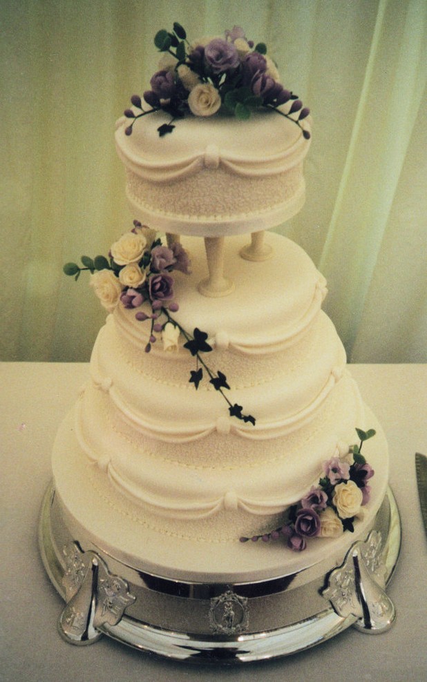 traditional wedding cake picture