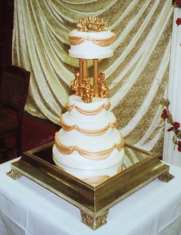 traditional weddin cake photo