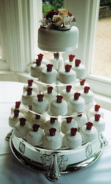 cup cakes wedding in white and red
