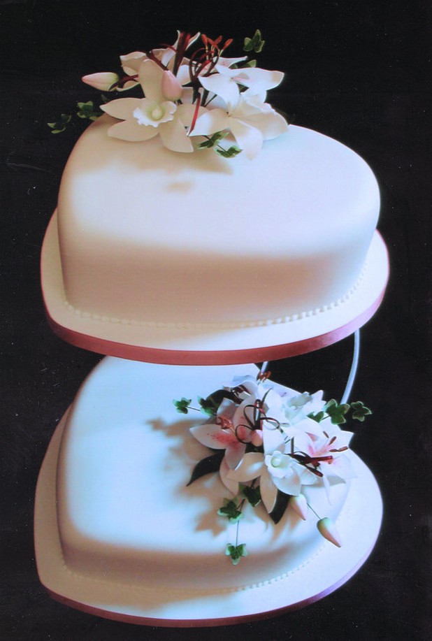 heart shaped wedding cake picture