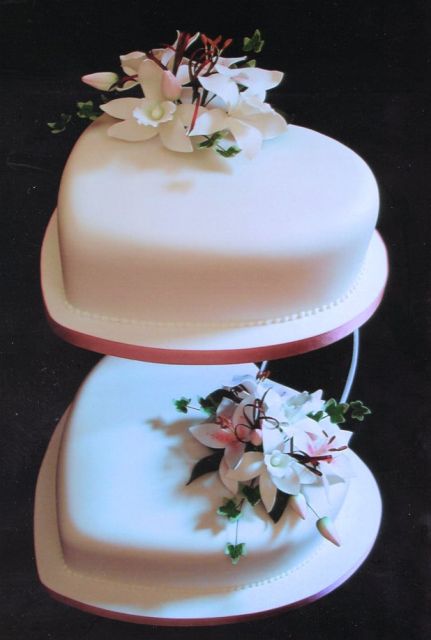 heart shaped wedding cake picture