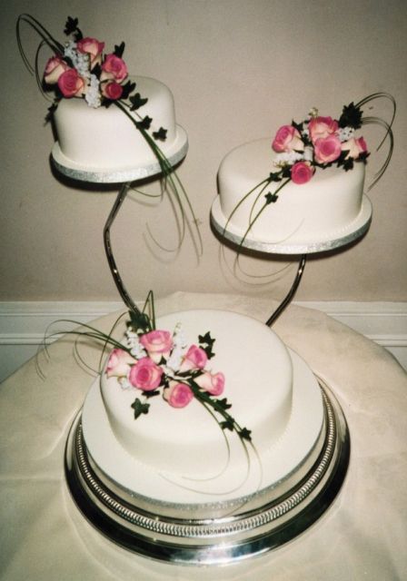 cake wedding with pink roses