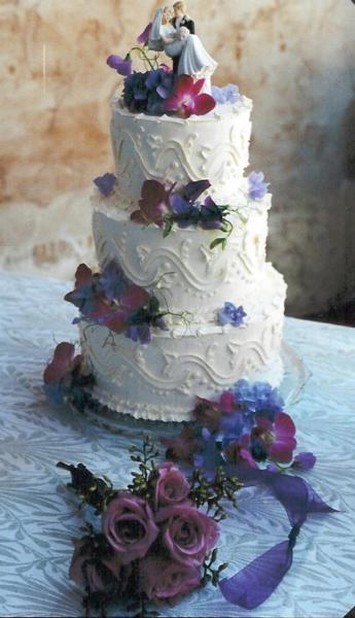 photos of wedidng cake with flowers and toppers