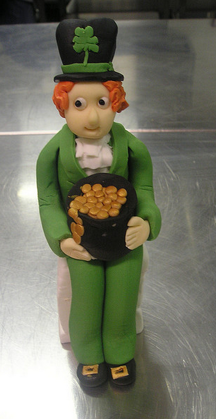 Pot of gold leprechaun cake topper picture.PNG