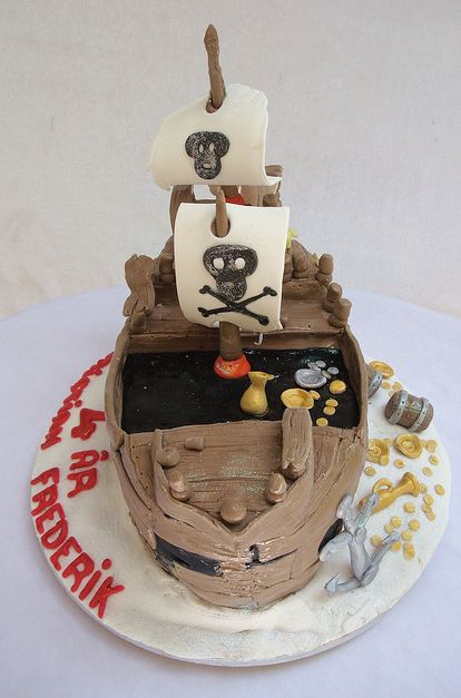 Pirate ship cake with two masts.JPG