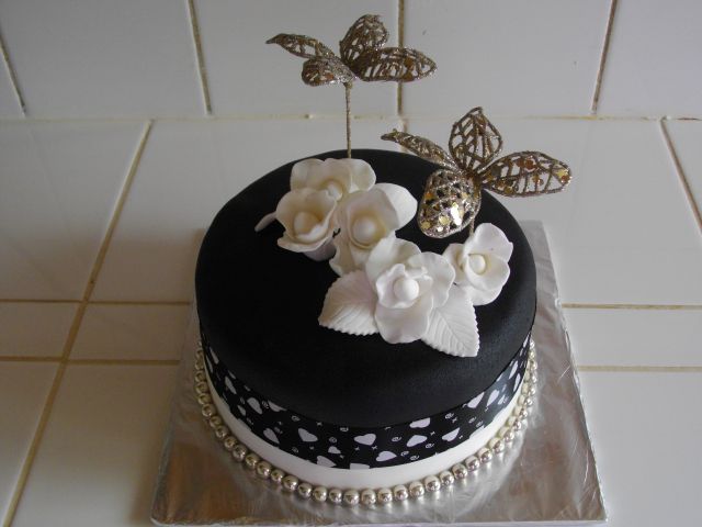 Black and White 2 Tier with White Roses