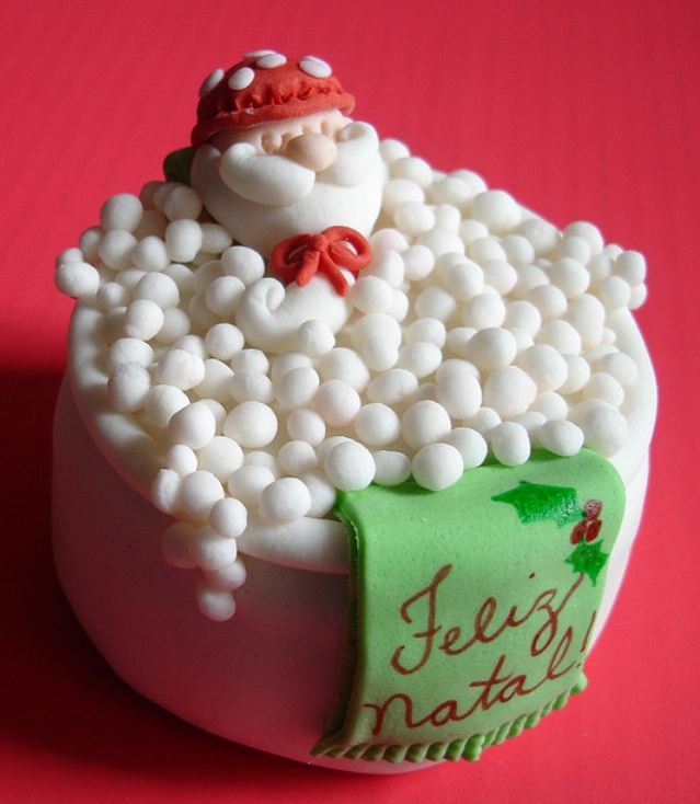 Santa in a bubble bath Christmas mini cake.JPG