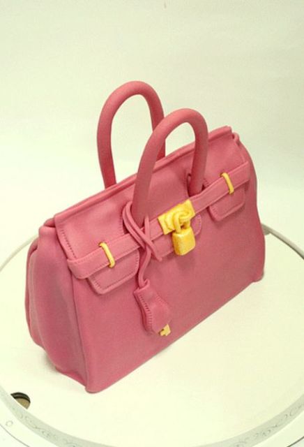Pink handbag cake with gold lock.JPG