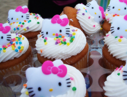 Colorful hello kitty cupcakes pictures.PNG