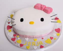 White Hello Kitty cake with pink bow.PNG