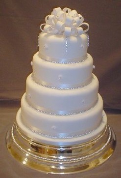 classic white wedding cakes