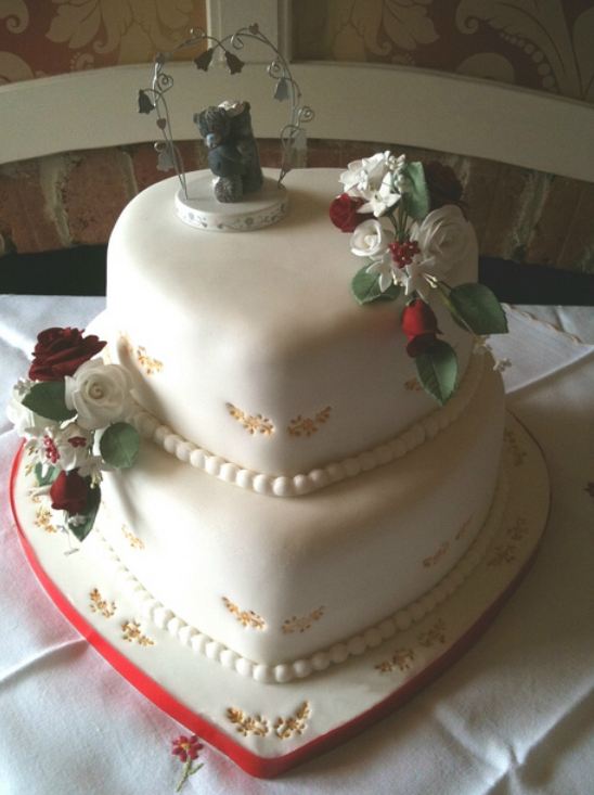 2 tier heart shaped wedding cake with pearl strings.JPG