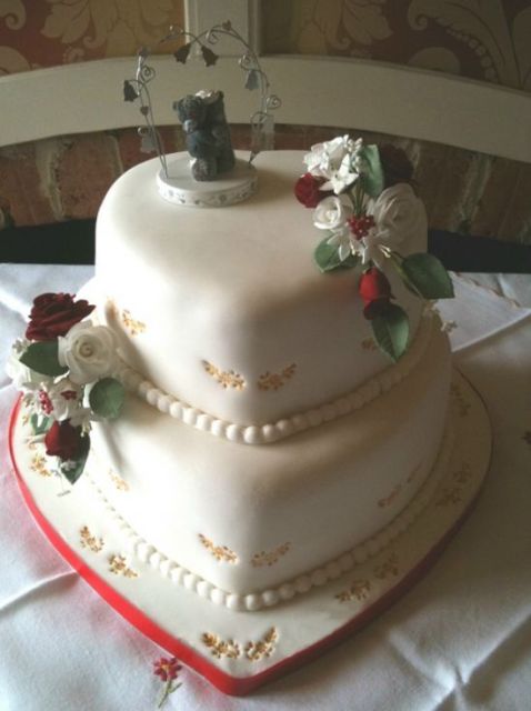 2 tier heart shaped wedding cake with pearl strings.JPG