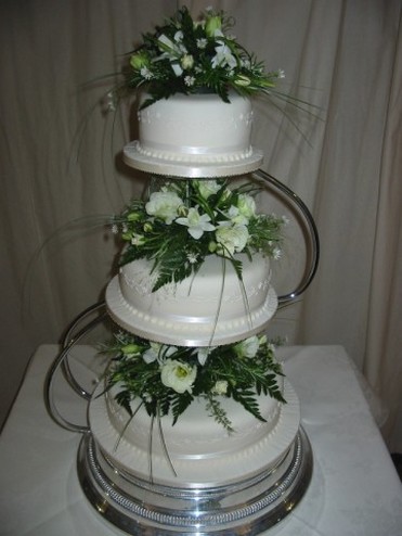 classic wedding cakes with white flowers