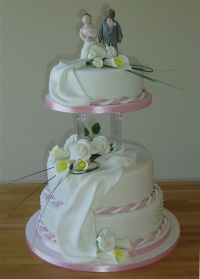 wedidng cake with dots and draps