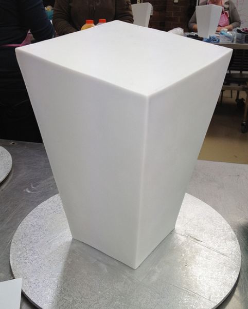 White modern sculpture vase cake.JPG