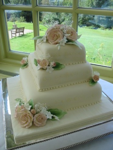 sqaure wedding cake pic with peach roses