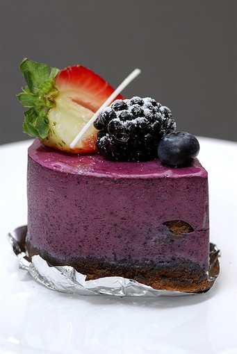 elegant berryies cake picture.jpg