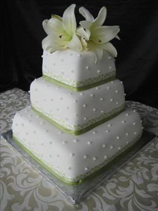fashion wedding cake with lillies
