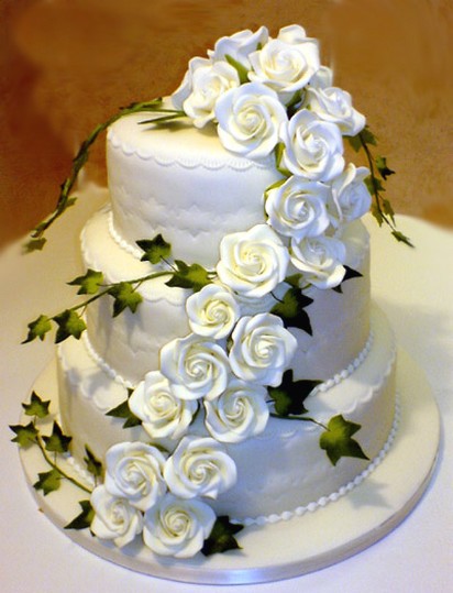 photo of wedding cake with rose cascade ivy