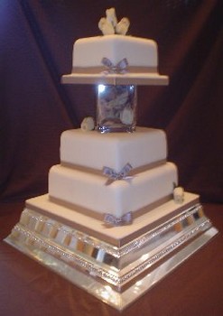 Square wedding cake with golden color