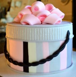 Circular gift tin cake with pink bow.JPG